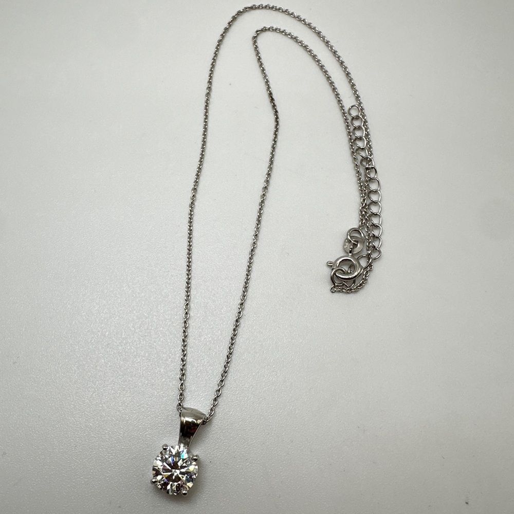 NIB Verozi 2ct (8mm) Moissanite‎ stone solitaire necklace in sterling silver!